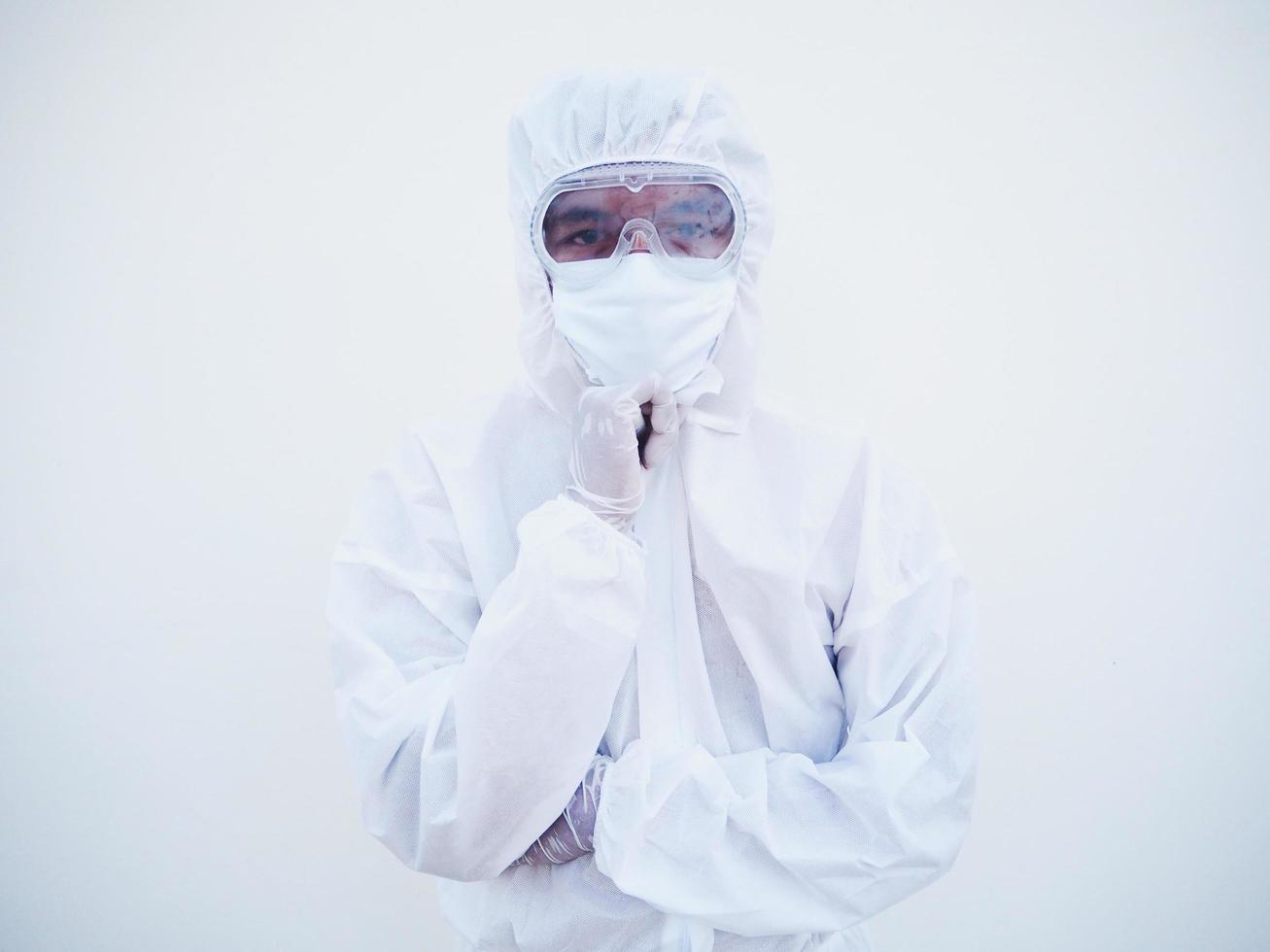 retrato de un médico o científico asiático confiado en la suite de ppe uniforme espacio vacío persona creativa de pensamiento profundo con la mano en la barbilla mirando hacia adelante sobre fondo blanco. concepto covid-19. foto