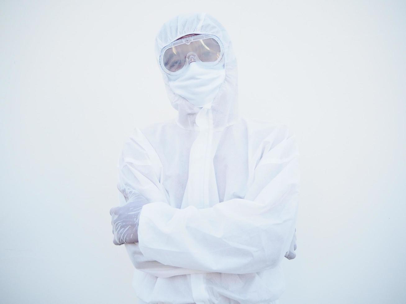 retrato de un médico o científico asiático confiado con uniforme de suite ppe mientras se dobla las manos en el fondo blanco. concepto de coronavirus o covid-19. foto