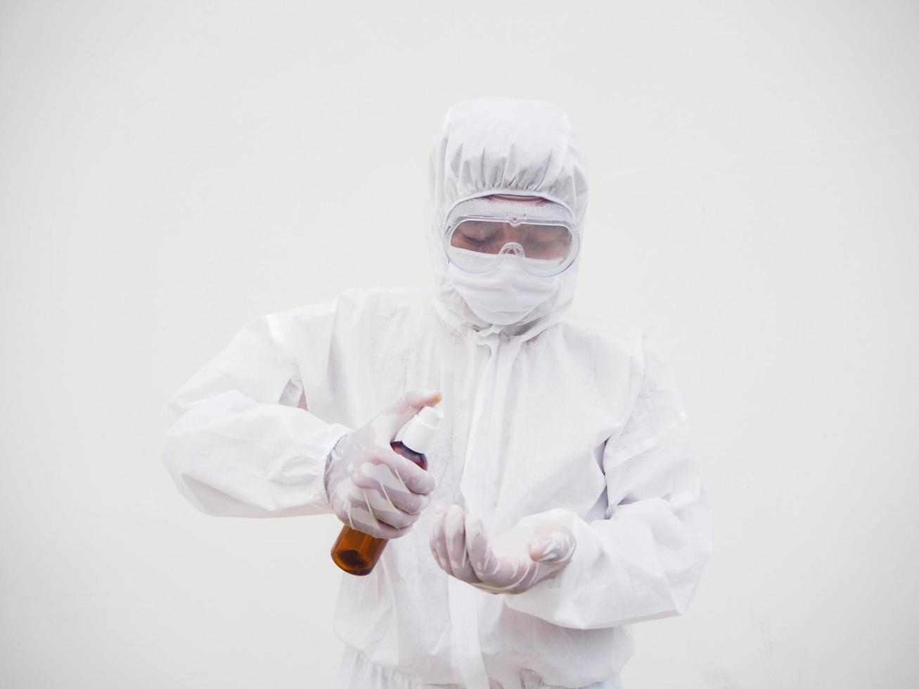 retrato de médico o científico con uniforme de suite de ppe sosteniendo una botella de plástico con un producto para el cuidado de la piel. covid-19 concepto aislado fondo blanco foto