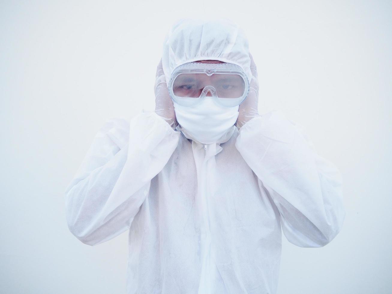 médico o científico asiático con uniforme de suite ppe cubre las orejas con las manos. peligro de coronavirus o covid-19 concepto aislado fondo blanco foto