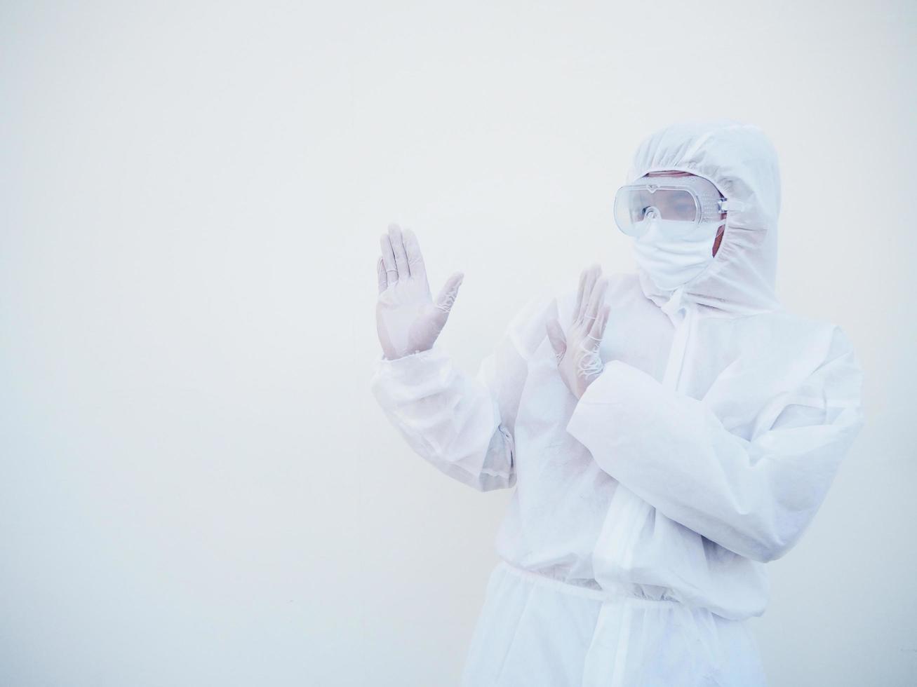 médico o científico masculino asiático con uniforme de suite de ppe que muestra la señal de alto. concepto de coronavirus o covid-19 fondo blanco aislado foto