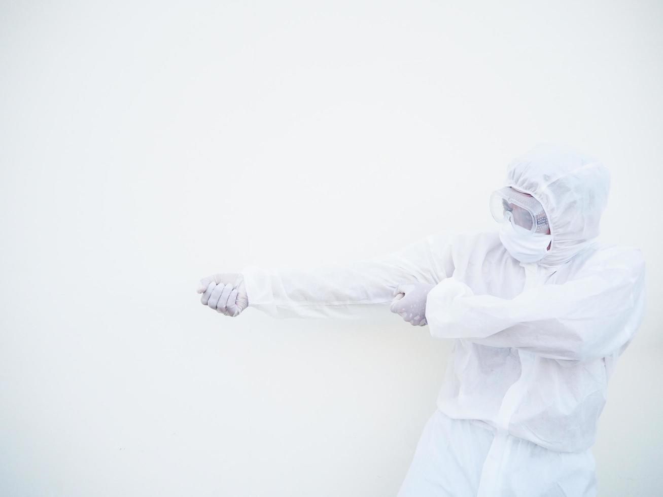 médico o científico asiático con uniforme de suite de ppe que muestra intentos de tirar de una fuerte cuerda invisible sobre un fondo blanco. concepto de coronavirus o covid-19 foto