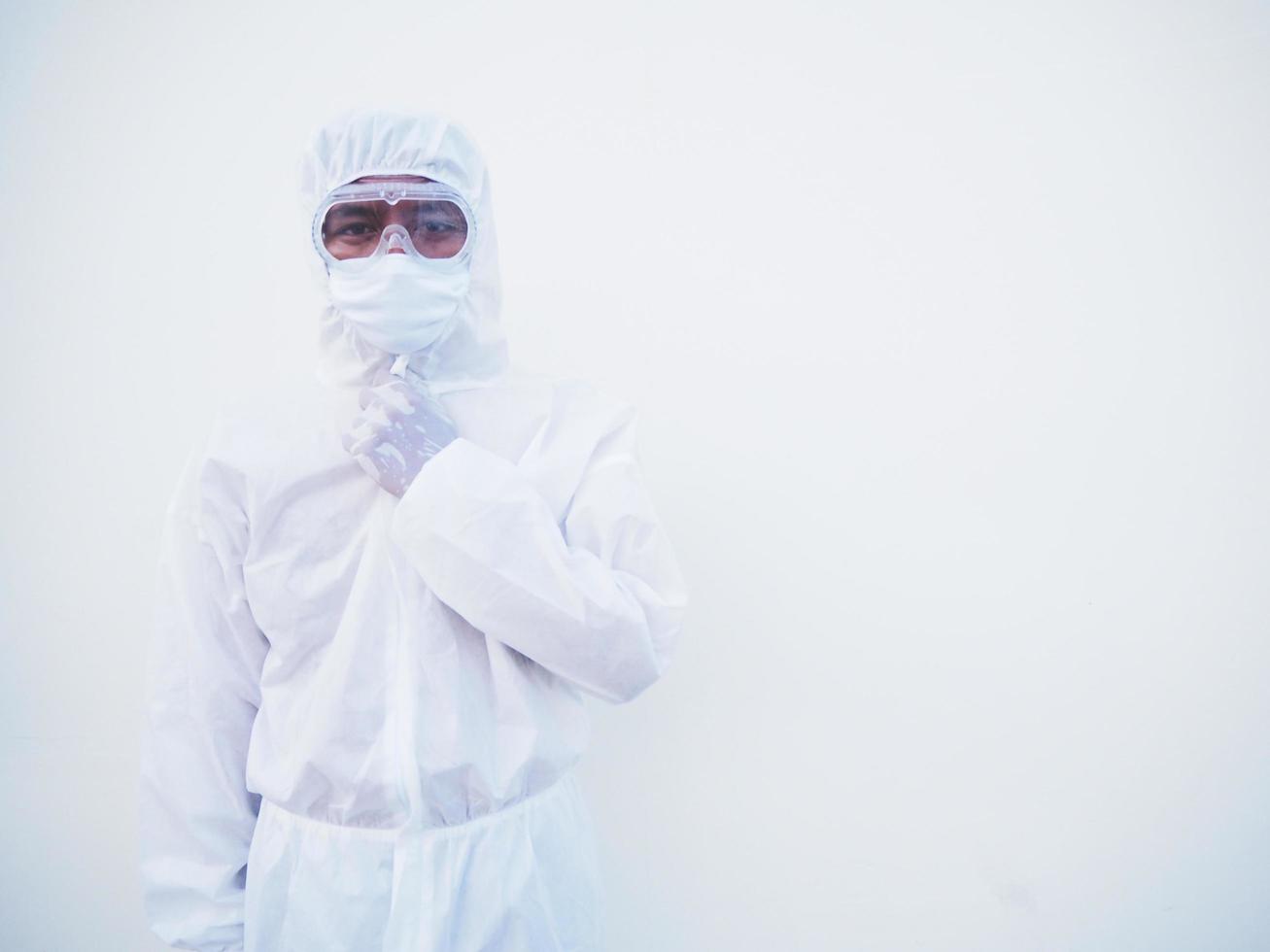 retrato de un médico o científico asiático confiado en la suite de ppe uniforme espacio vacío persona creativa de pensamiento profundo con la mano en la barbilla mirando hacia adelante sobre fondo blanco. concepto covid-19. foto