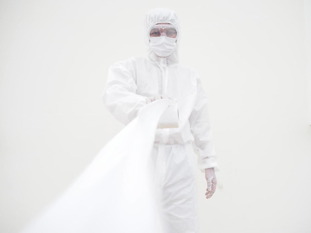 médico o científico masculino asiático en uniforme de suite ppe con papel higiénico. falta de papel higiénico en la cuarentena del coronavirus. covid-19 concepto aislado fondo blanco foto