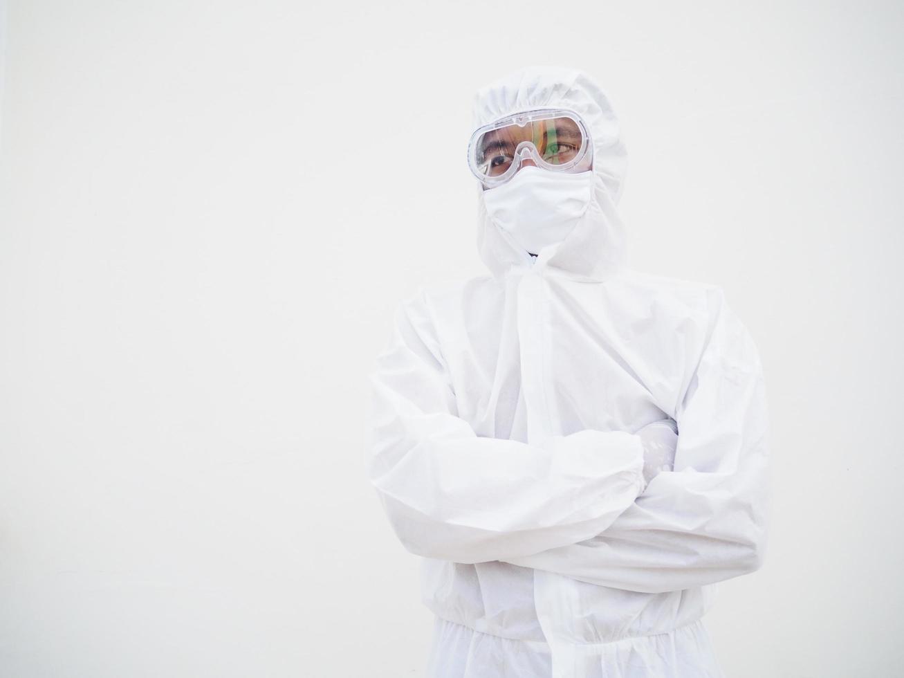 retrato de un médico o científico asiático confiado con uniforme de suite ppe mientras se dobla las manos en el fondo blanco. concepto de coronavirus o covid-19. foto