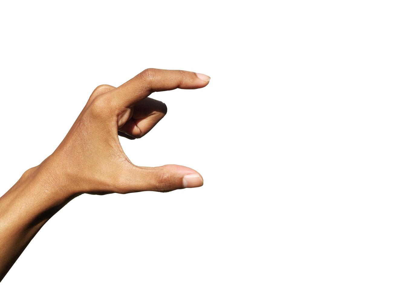 mano de hombre haciendo gestos sosteniendo algo aislado en fondo blanco con espacio de copia para trabajo y diseño. trazado de recorte, vista lateral foto
