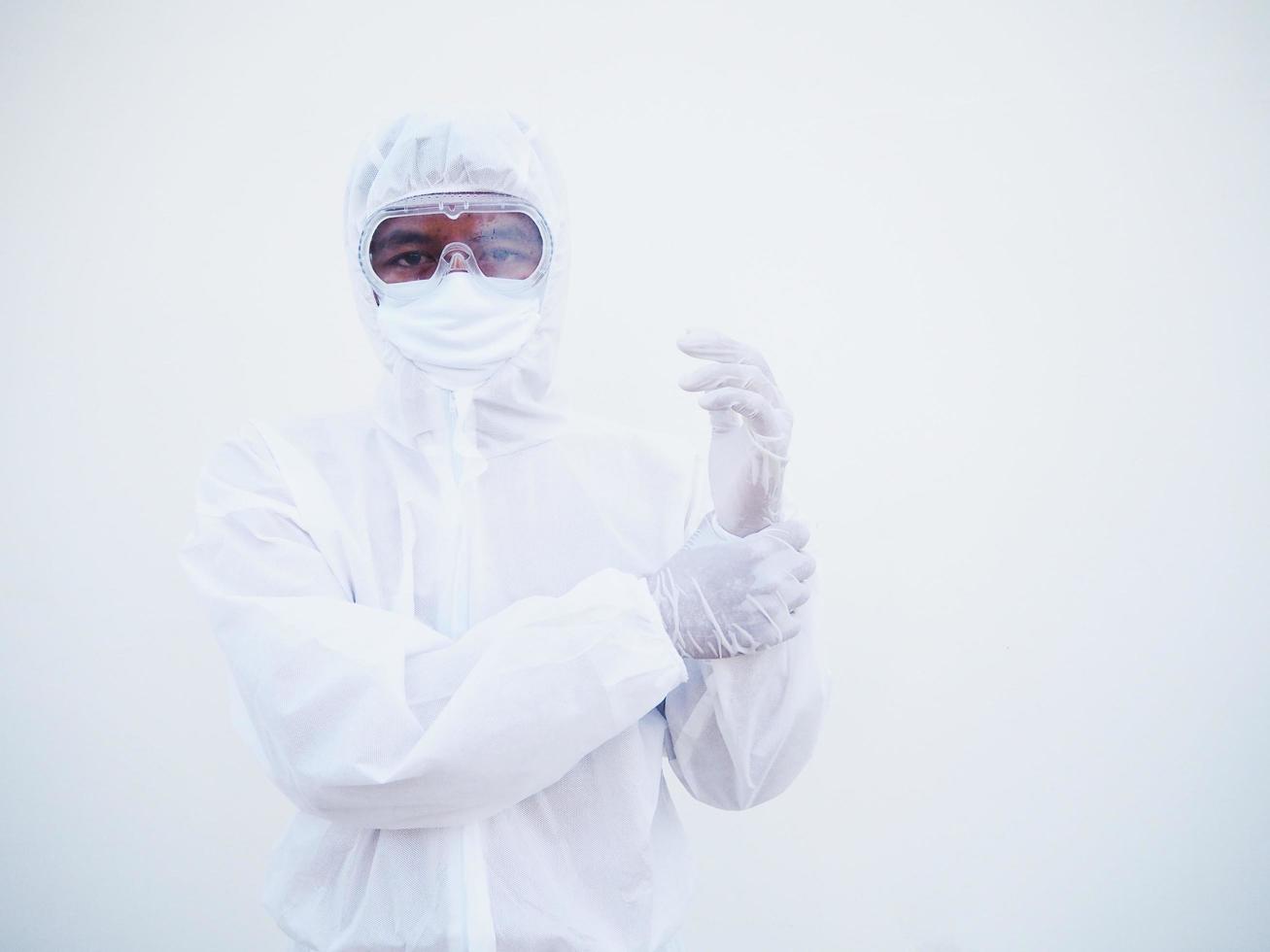 retrato de un joven médico o científico asiático con uniforme de suite ppe sosteniendo sus manos mientras mira hacia adelante. concepto de coronavirus o covid-19 fondo blanco aislado foto