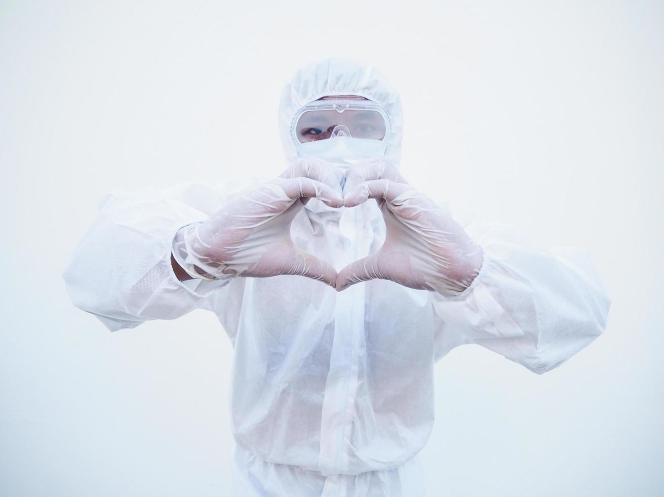 médico o científico con uniforme de suite de ppe que muestra el signo de la mano de amor. coronavirus o covid-19 con ganas de fondo blanco aislado foto