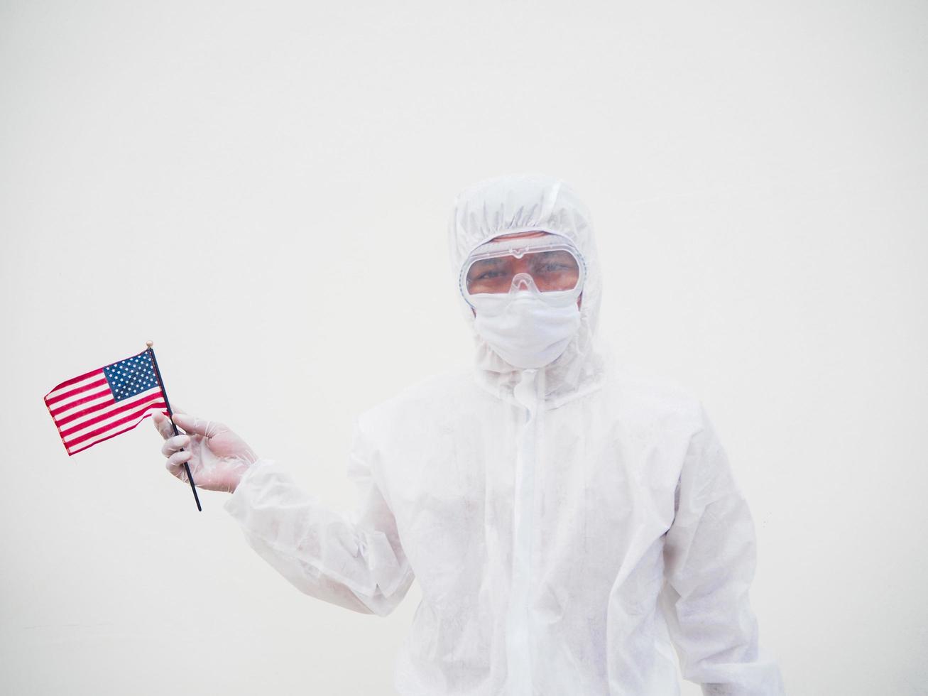 retrato de médico o científico en uniforme de suite ppe con bandera nacional de los estados unidos de américa. covid-19 concepto aislado fondo blanco foto