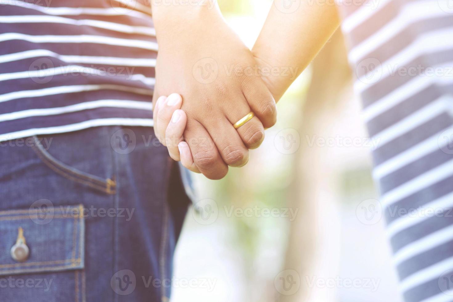 mujer y hombre cogidos de la mano, amor de pareja feliz en el jardín. concepto pareja amante día de san valentín. foto