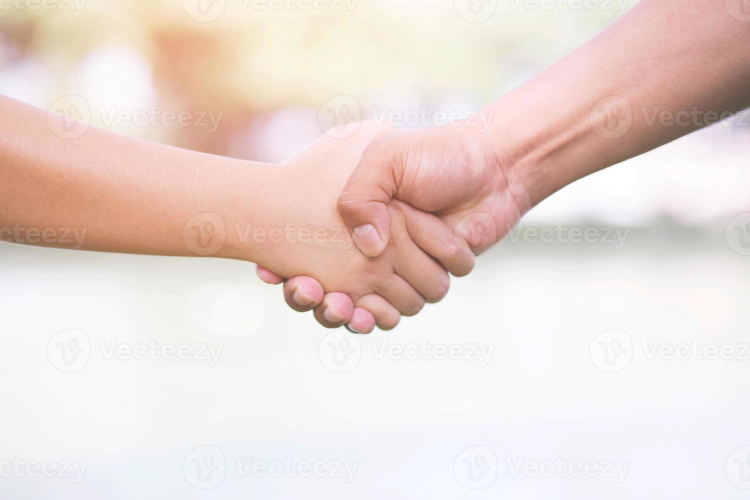 mujer y hombre cogidos de la mano, amor de pareja feliz en el jardín. concepto pareja amante día de san valentín. foto