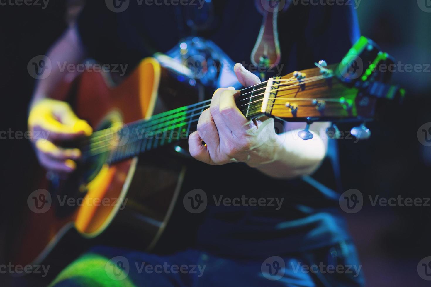 elegante guitarra acústica tocando a mano. artista foto