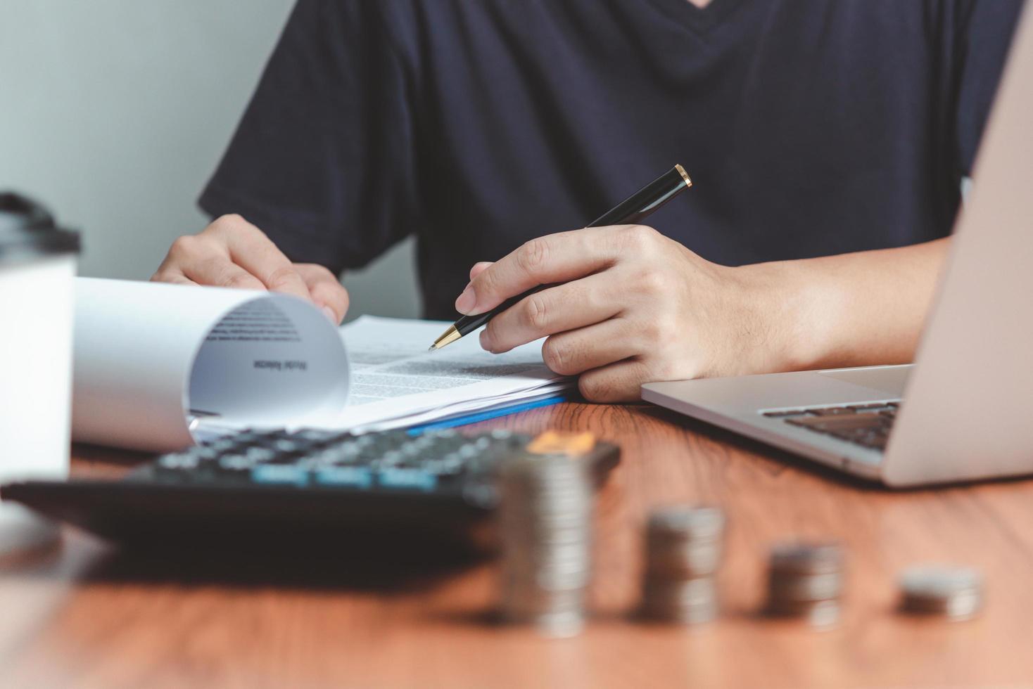 depositar fondo crecimiento ahorros alcancía finanzas efectivo acuñar moneda economía inversión. concepto de jubilación de préstamo de ingresos de riqueza de impuestos comerciales. foto