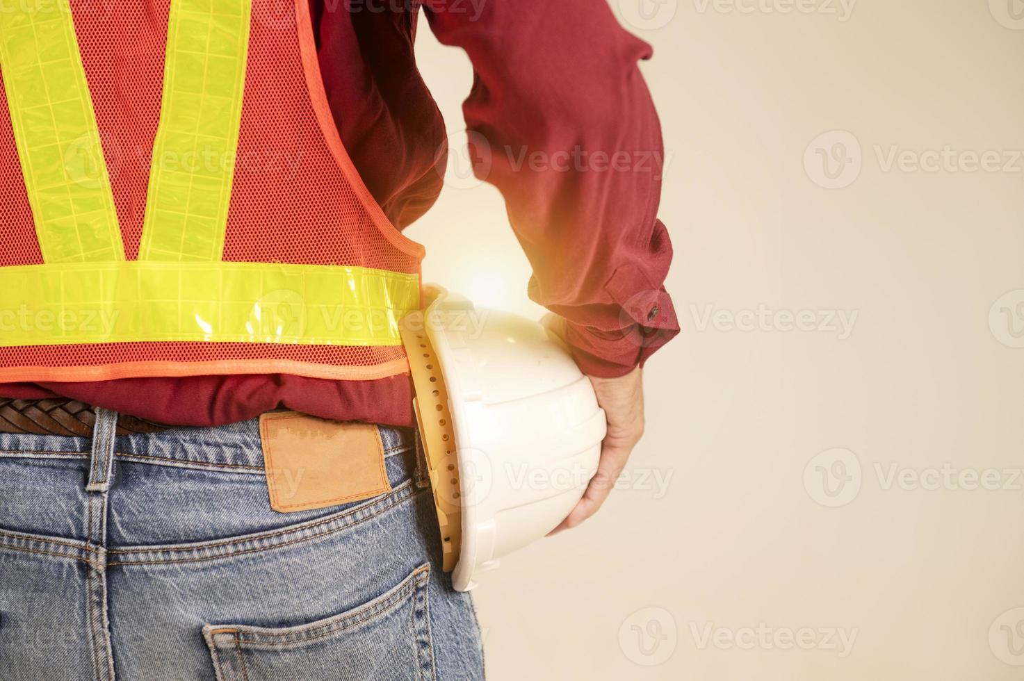 retrato de un ingeniero asiático que estudia un plan de habitación ingeniero civil en el sitio de construcción foto