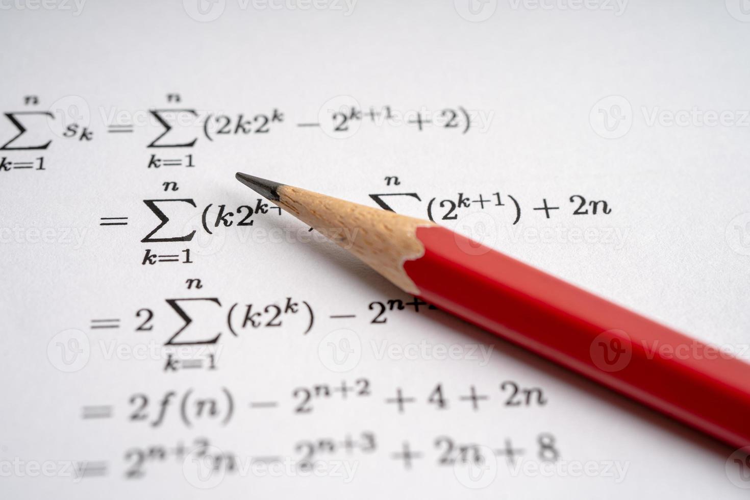 lápiz sobre papel de prueba de ejercicio de fórmula matemática en la escuela de educación. foto