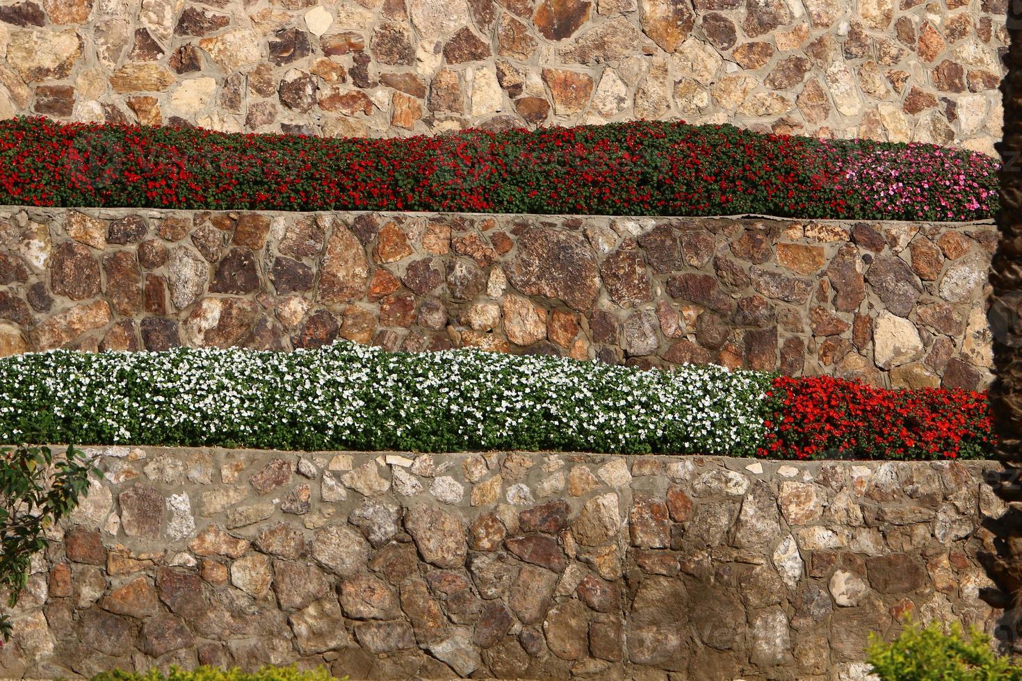 alto muro de piedra y hormigón. foto