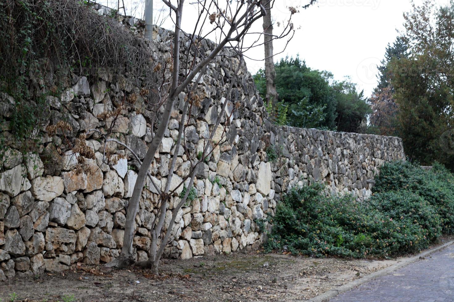 alto muro de piedra y hormigón. foto