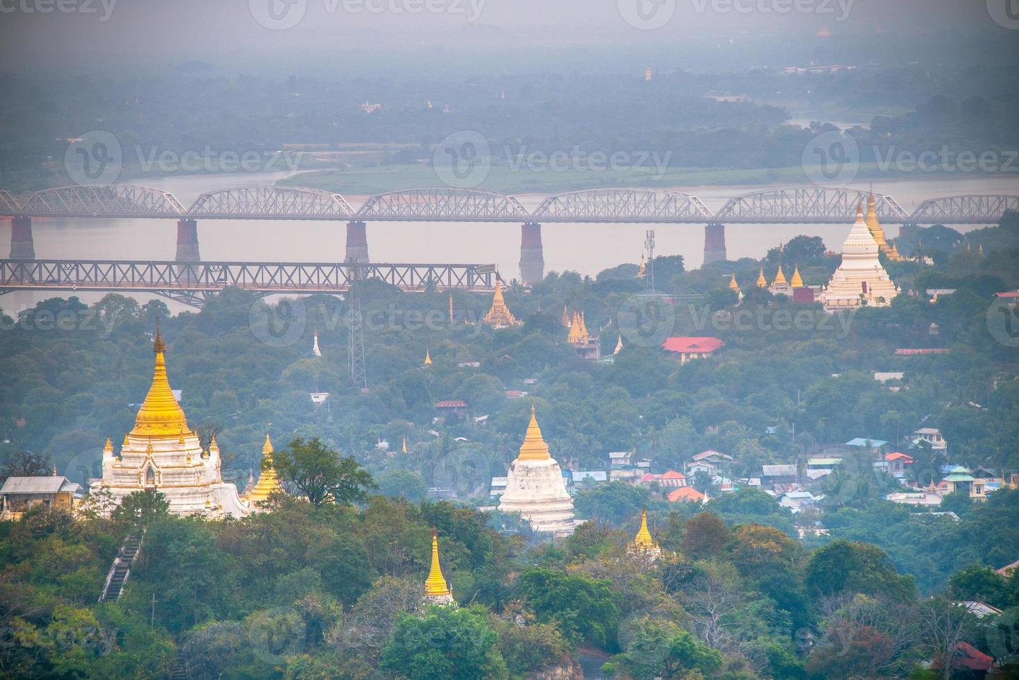 colina sagaing con numerosas pagodas y monasterios budistas en el río irrawaddy, sagaing, myanmar foto