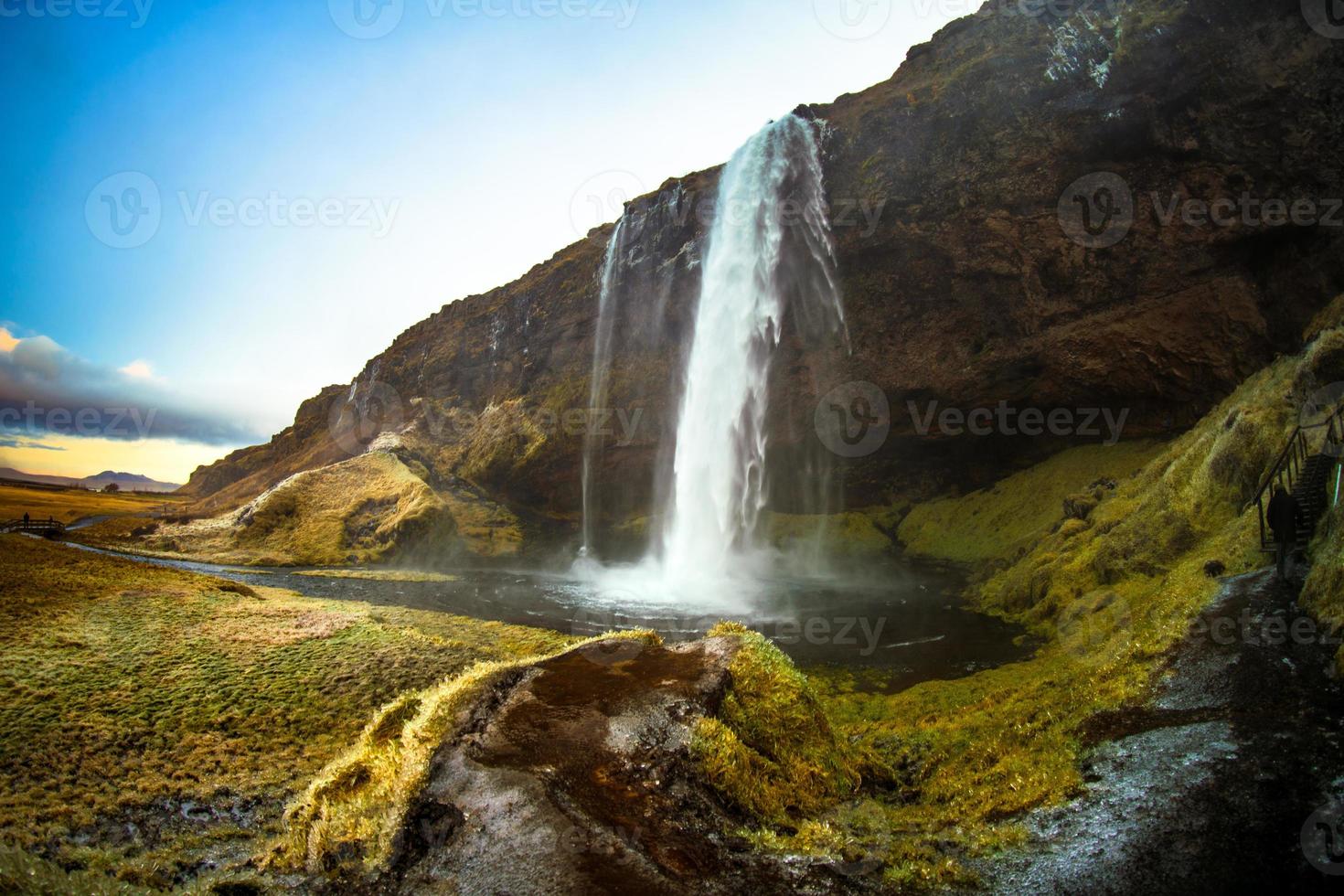 seljalandsfoss, una cascada con una pequeña cueva detrás en la región sur de islandia, es parte del río seljalands que tiene su origen en el volcán glaciar eyjafjallajokull foto