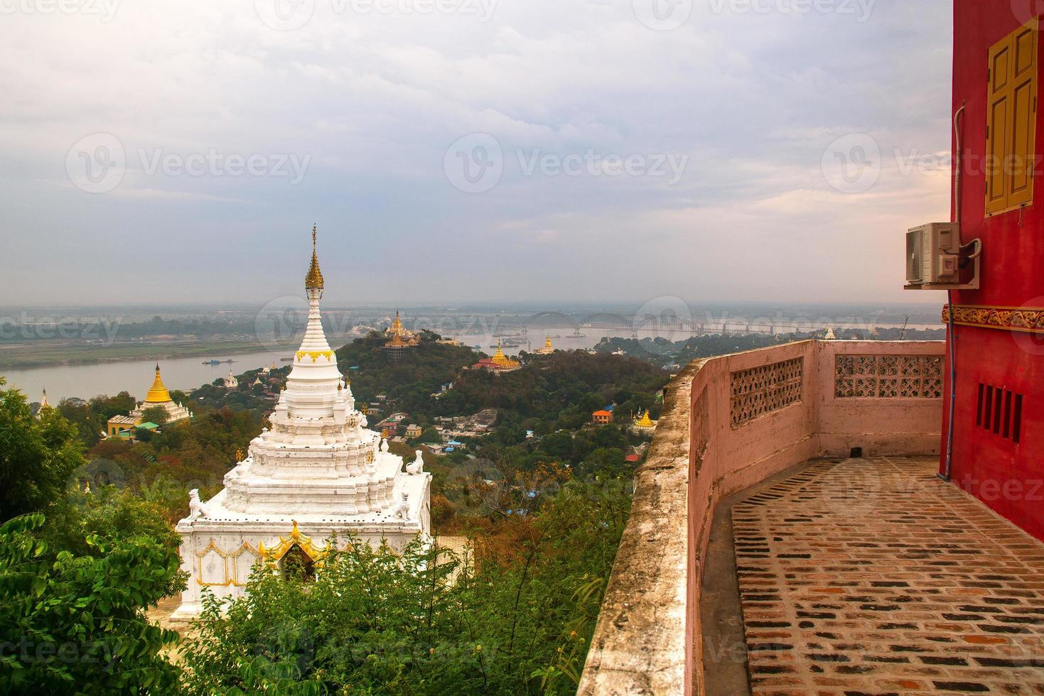 colina sagaing con numerosas pagodas y monasterios budistas en el río irrawaddy, sagaing, myanmar foto