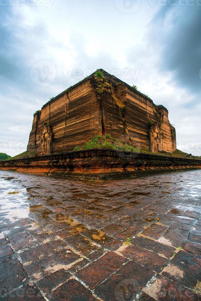 mingun pahtodawgyi, un monumento incompleto stupa en mingun, región de sagaing, myanmar foto