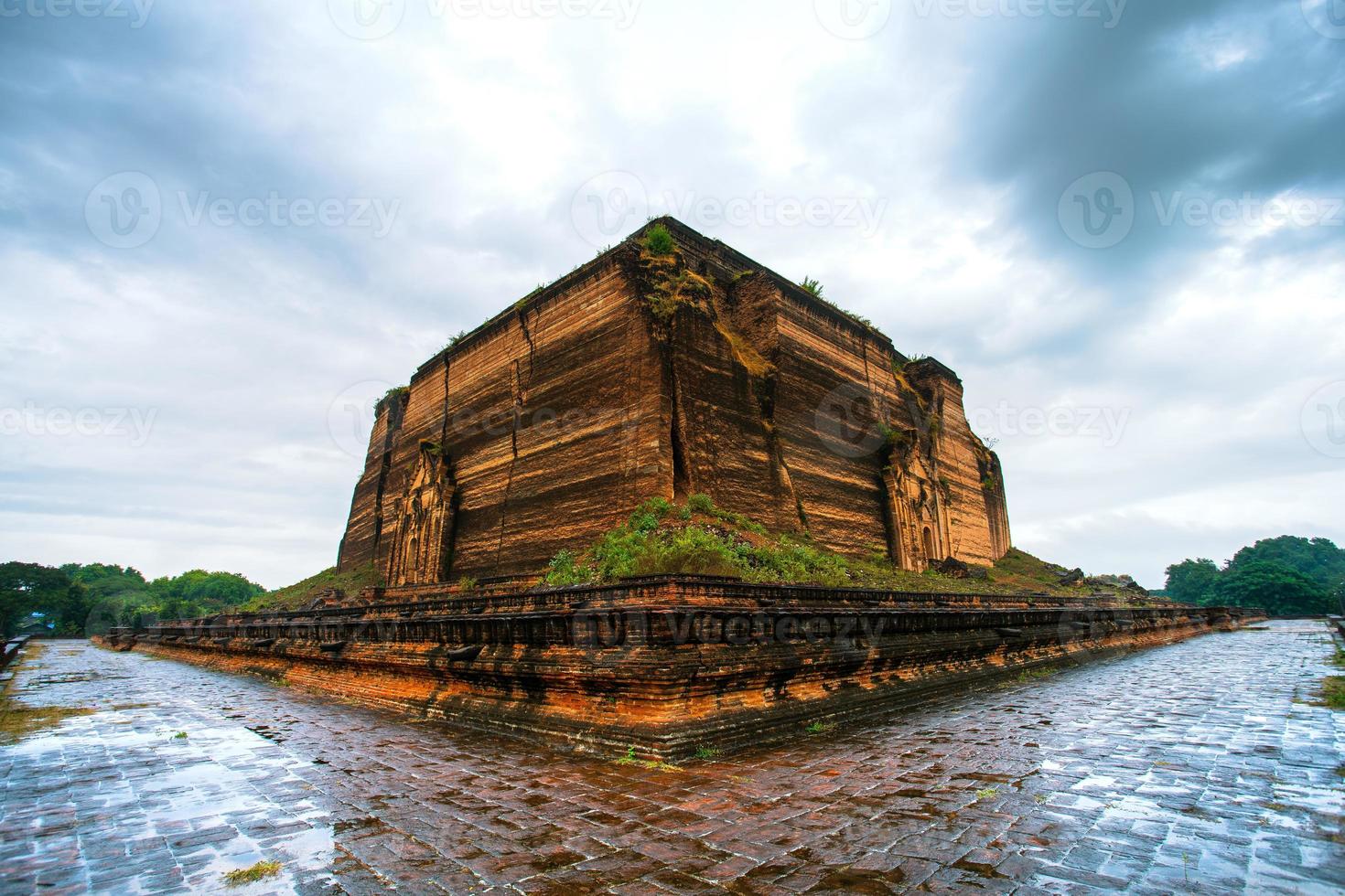 mingun pahtodawgyi, un monumento incompleto stupa en mingun, región de sagaing, myanmar foto