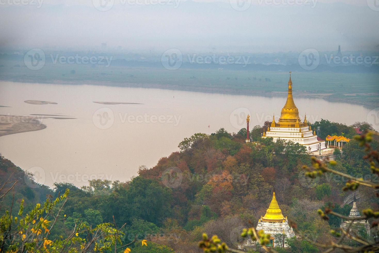 colina sagaing con numerosas pagodas y monasterios budistas en el río irrawaddy, sagaing, myanmar foto