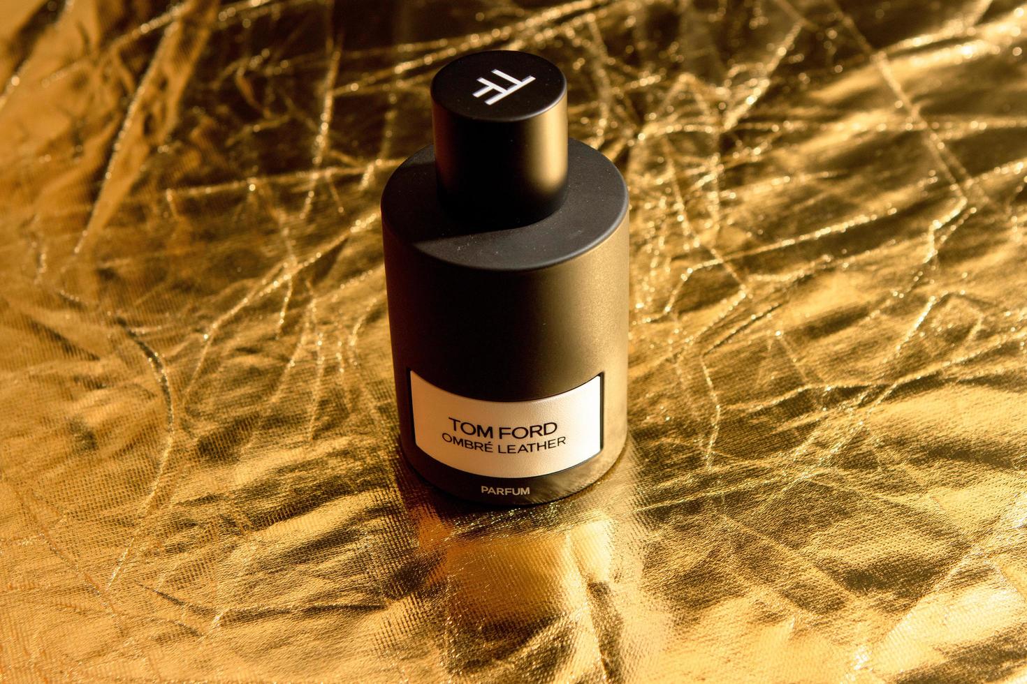 tom ford ombre leather parfum sobre fondo dorado, yerevan, armenia - 2022 oct 08 foto