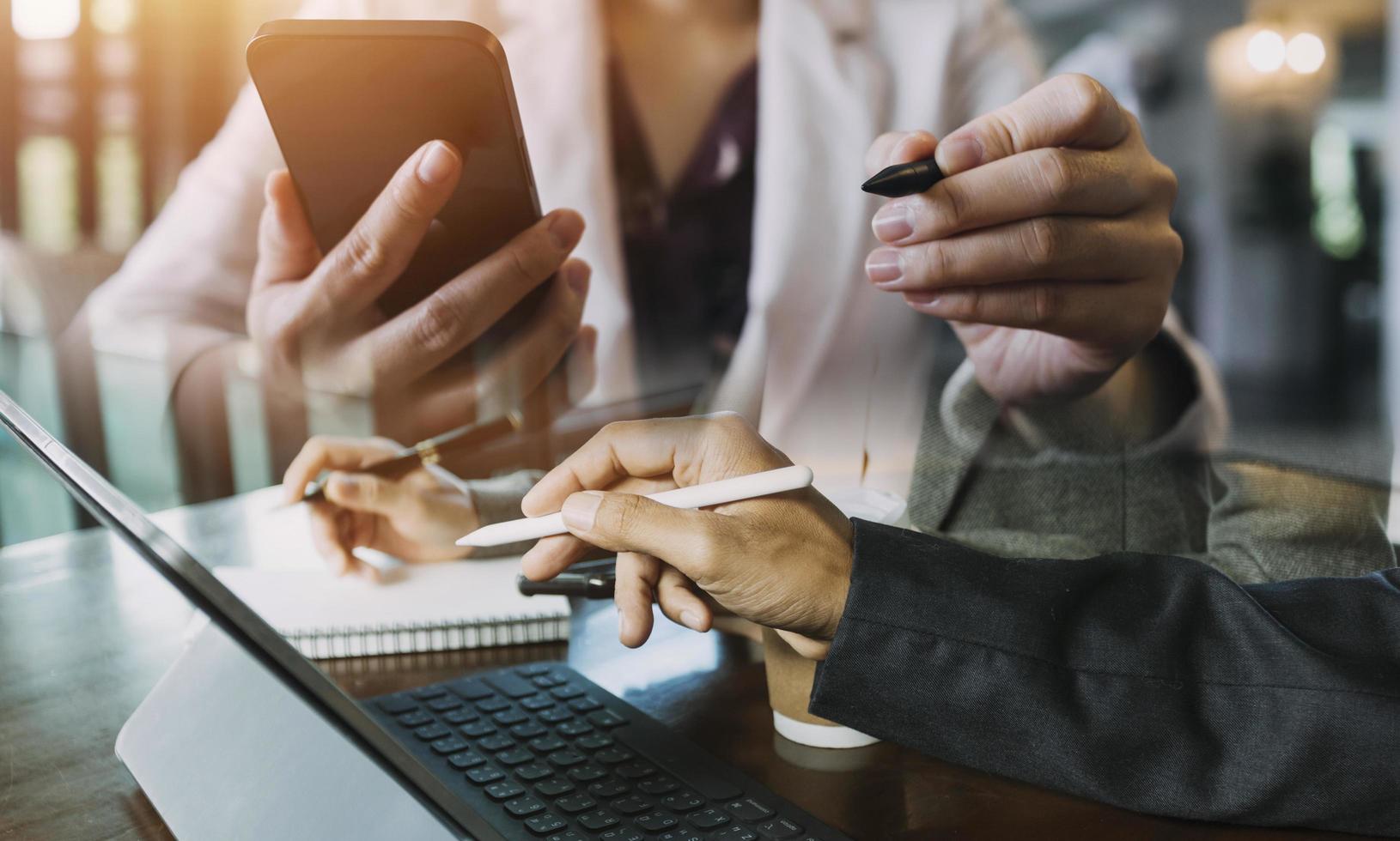 compañeros de trabajo de la sociedad comercial que usan una tableta para analizar el informe del presupuesto financiero de la empresa y el progreso del trabajo de costos y la planificación para el futuro en la sala de la oficina. foto