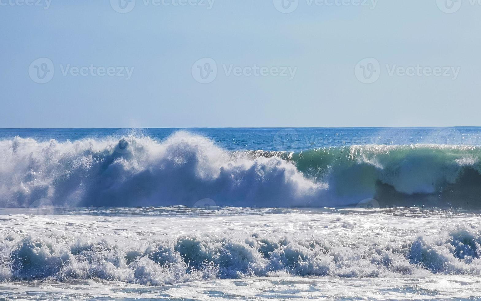 enormes olas de surfistas en la playa puerto escondido méxico. foto