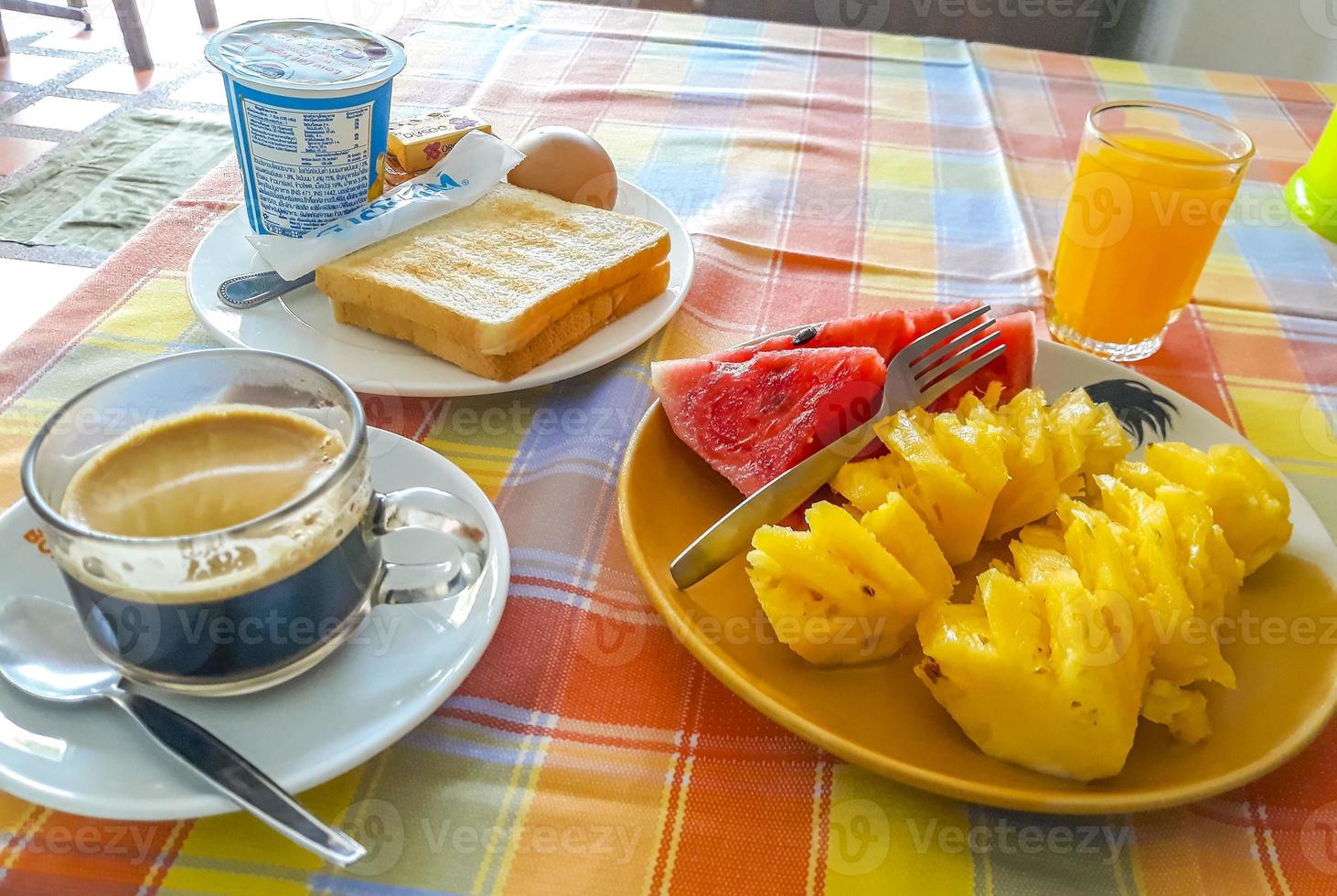 desayuno fresco con piña, sandía, jugo de naranja, tostadas, phuket, tailandia. foto