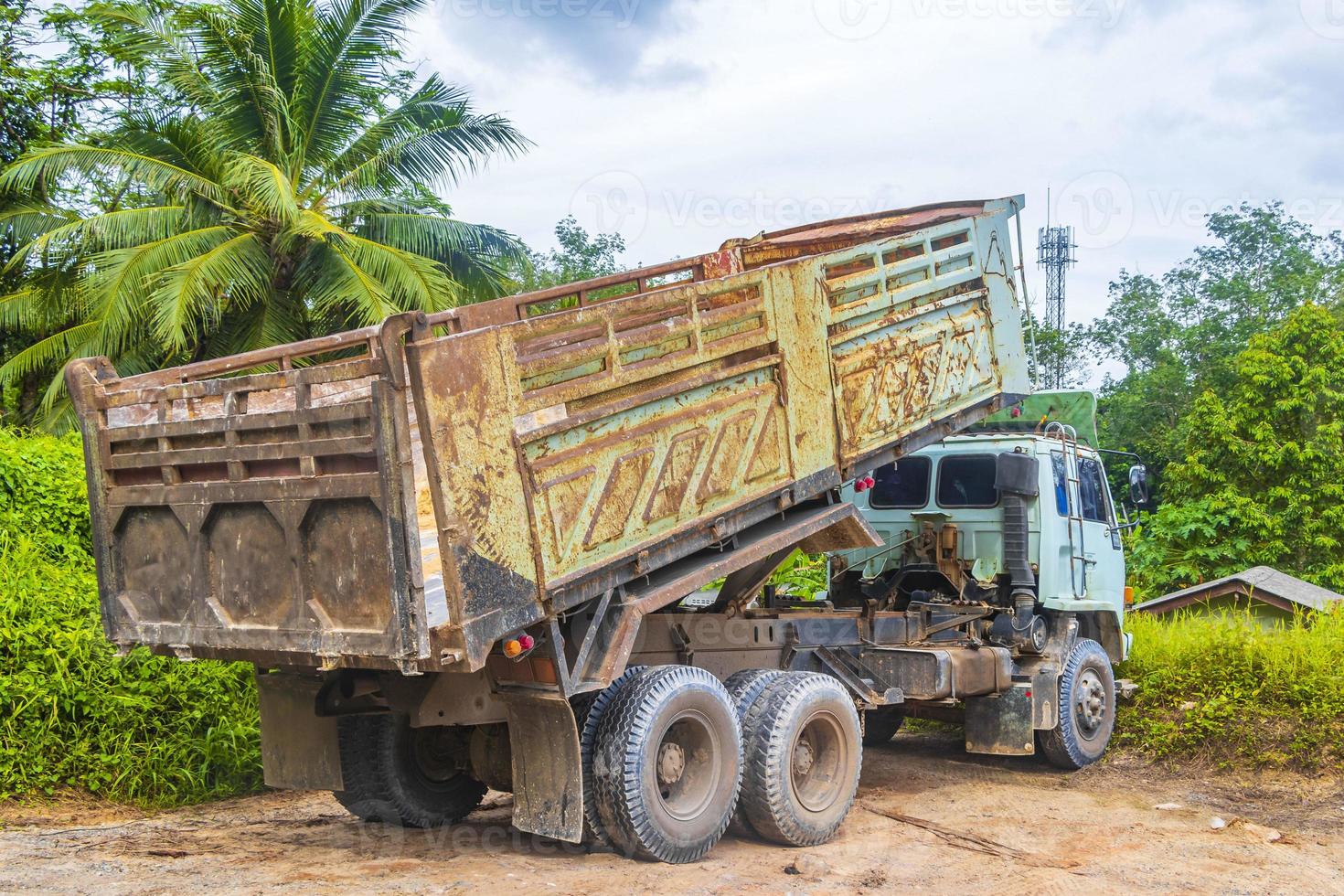 viejos camiones sucios camión volquete en el sitio de construcción phuket, tailandia. foto