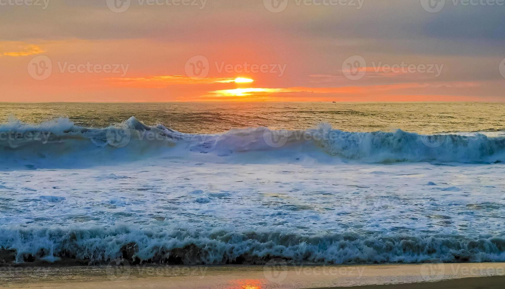 colorido atardecer dorado gran ola y playa puerto escondido mexico. foto