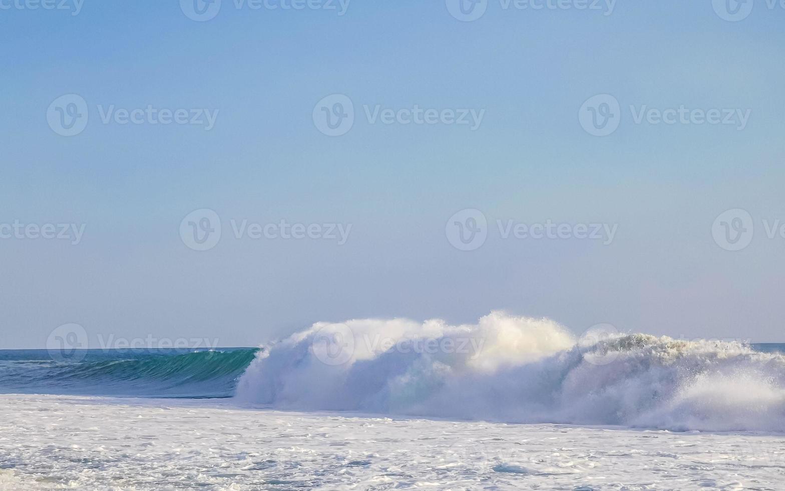 enormes olas de surfistas en la playa puerto escondido méxico. foto