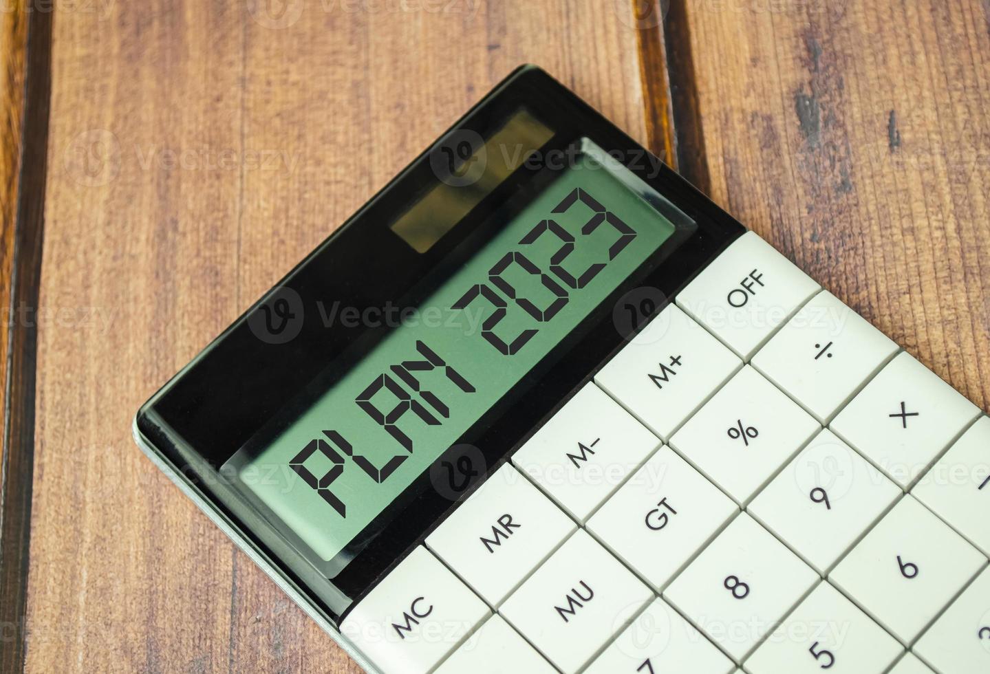 calculadora con plan para el año 2023 en gráfico y pluma foto