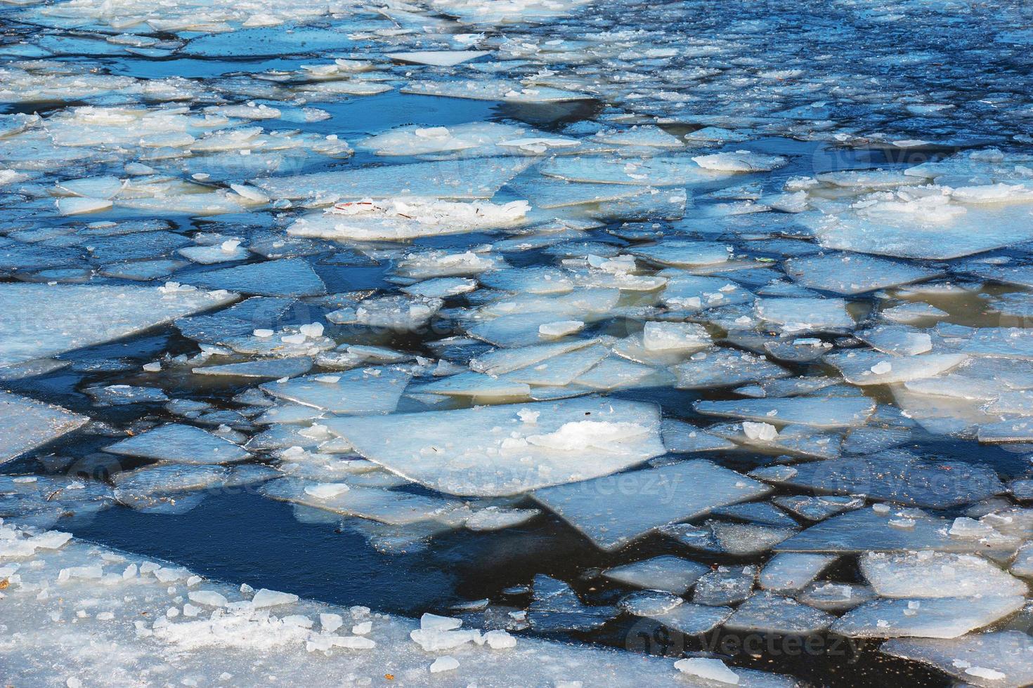 fondo de naturaleza invernal con bloques de hielo en agua congelada en primavera. fondo abstracto de hielo a la deriva en el agua foto