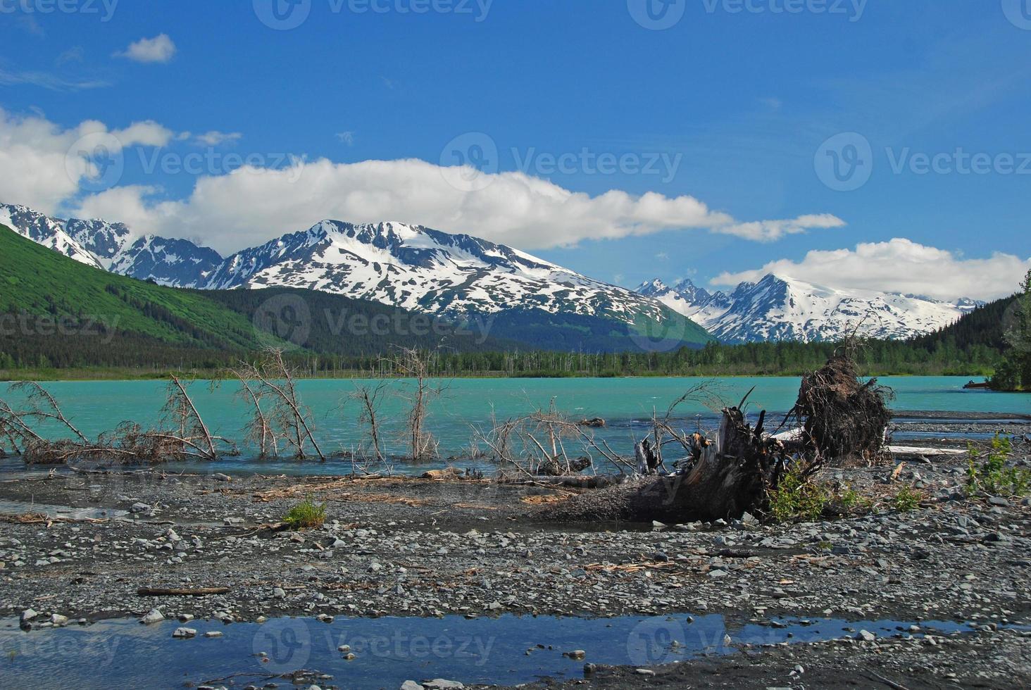 lago glacial en las montañas foto