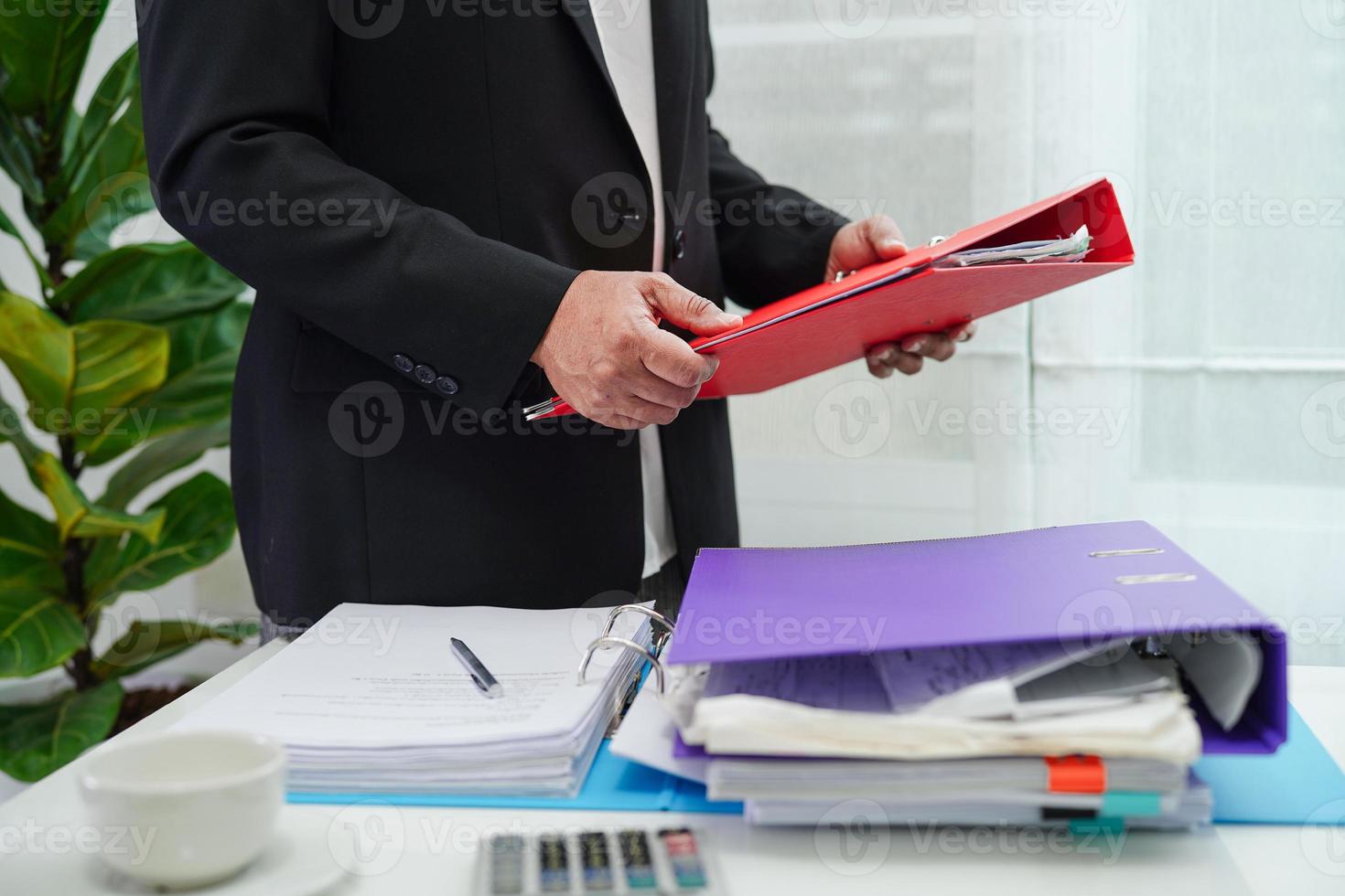 mujer de negocios ocupada trabajando con documentos en la oficina. foto