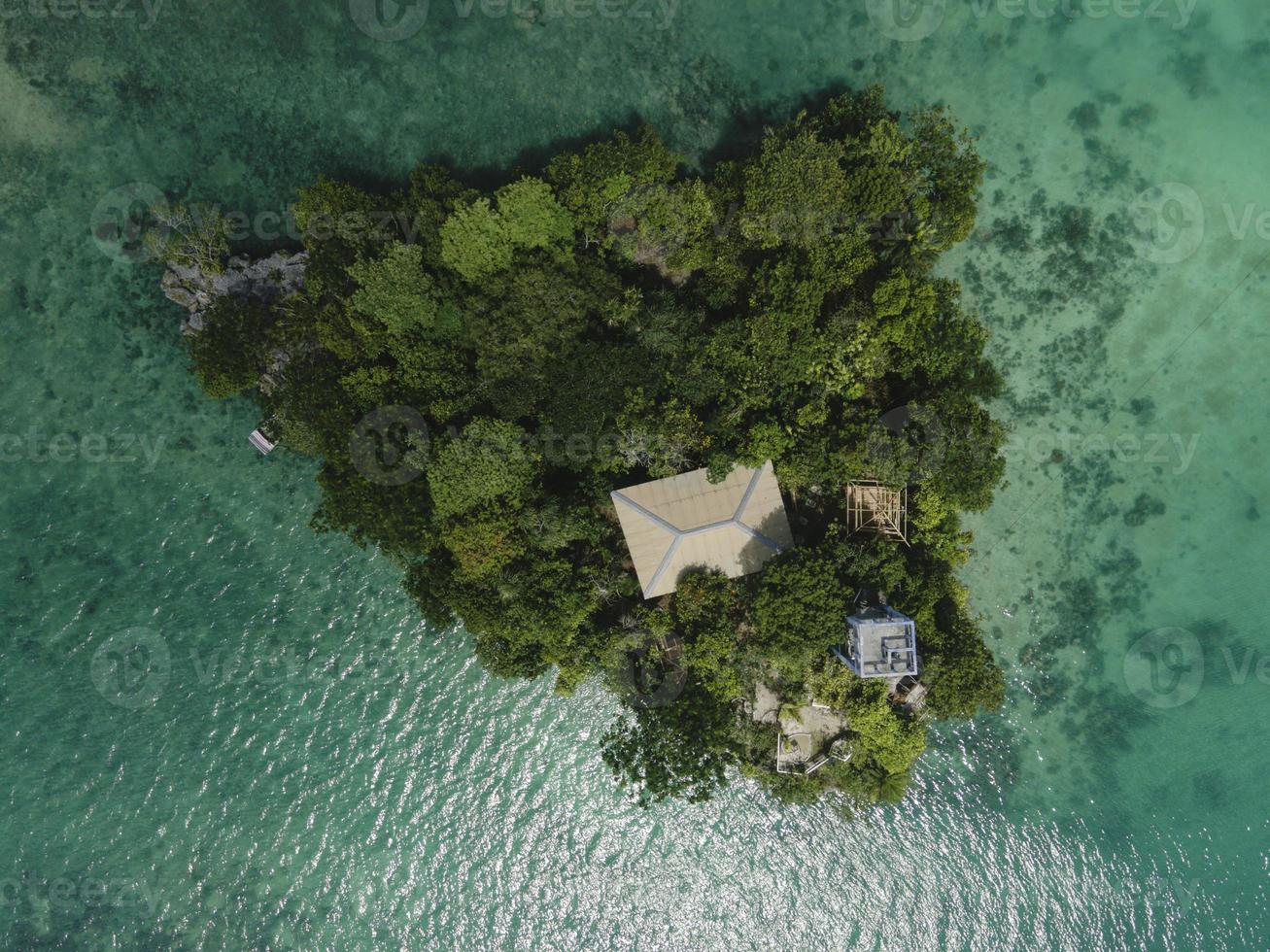 vista aérea de muchas islas pequeñas en maluku, indonesia foto