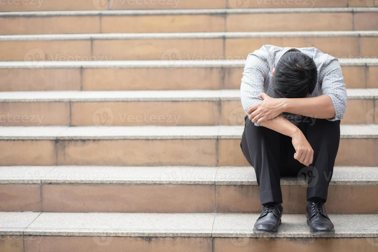 desempleado, un joven asiático que sufre de envenenamiento económico durante el período covist, causando depresión severa, el concepto de fracaso y despido foto