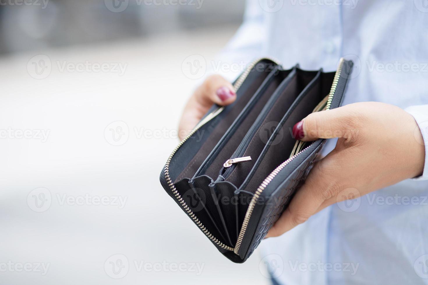 mujer sosteniendo una billetera de moda, está comprando en una tienda por departamentos. foto