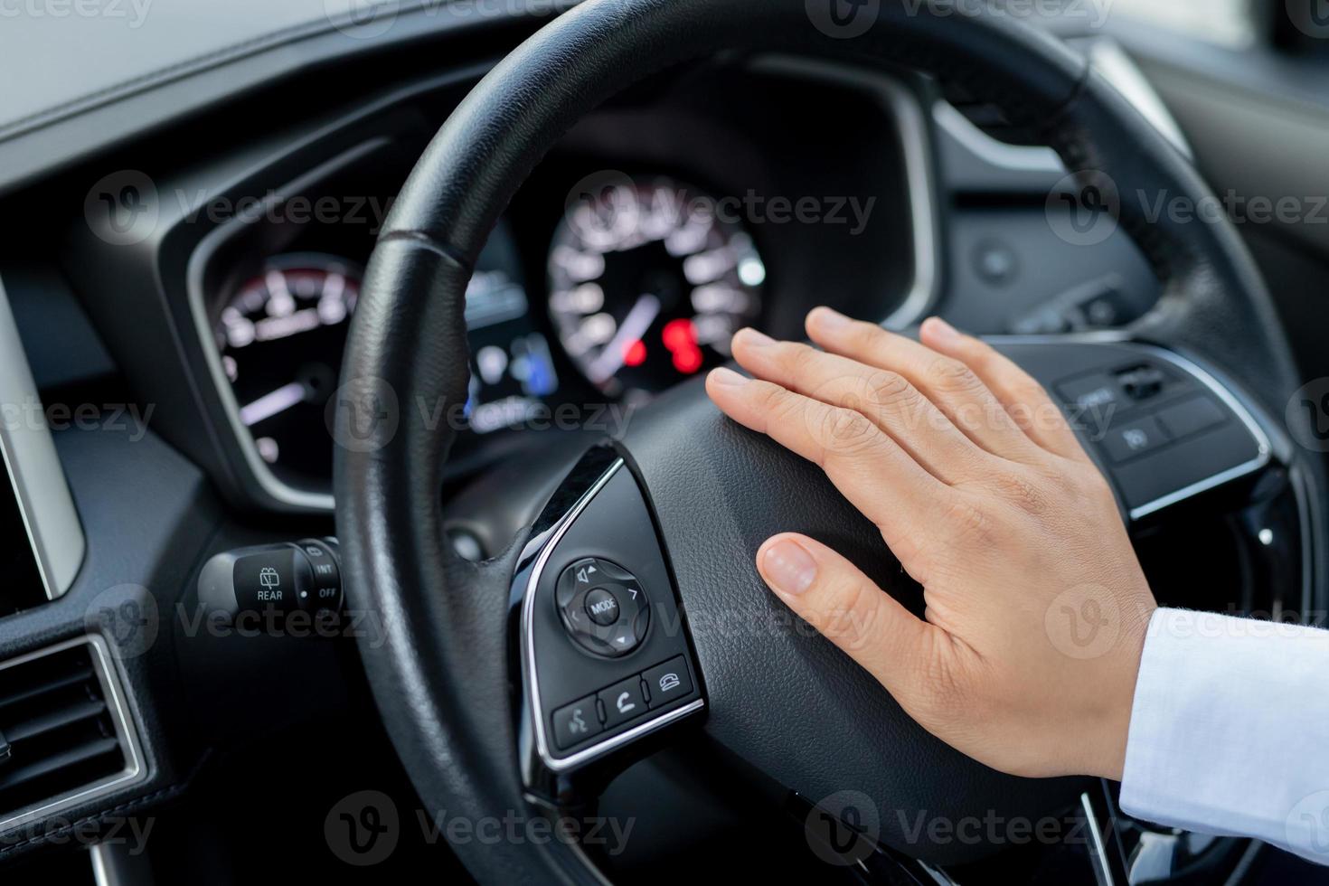 el conductor está tocando la bocina para evitar un accidente. foto