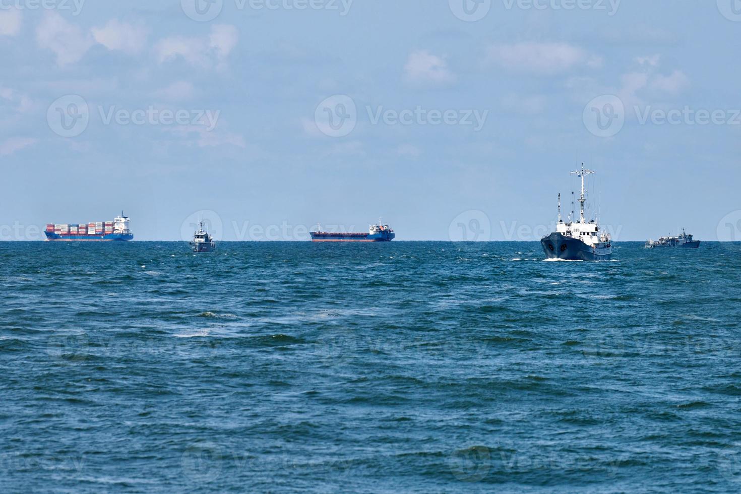 buques de carga de contenedores cargueros a distancia, logística de importación y exportación, buques de carga en el mar azul foto