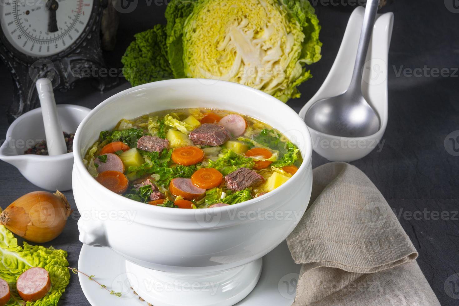deliciosa sopa de col de col rizada en jarrón blanco foto