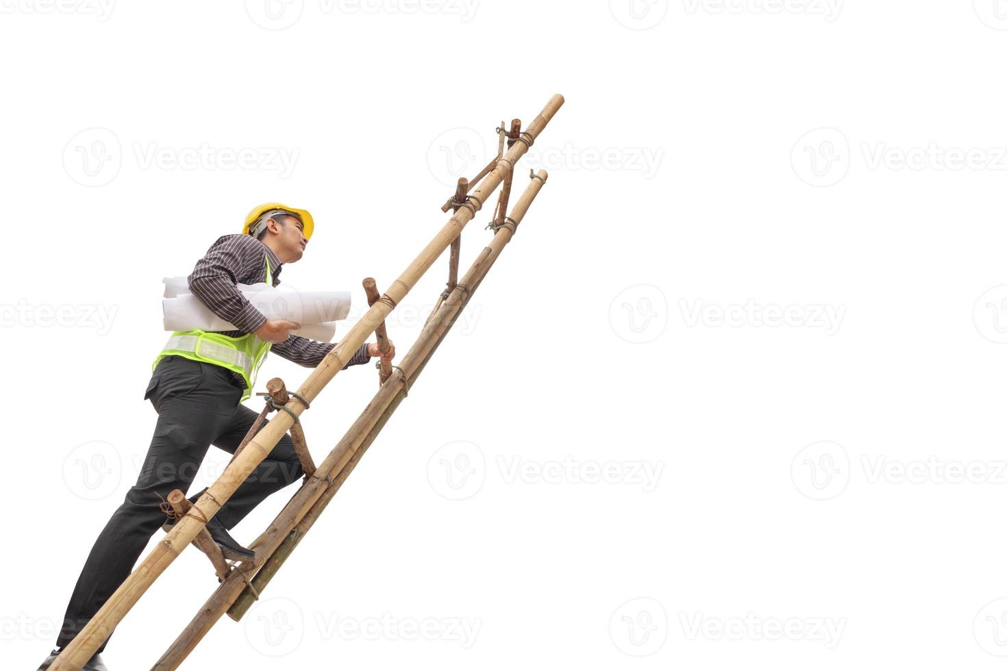 hombre de negocios asiático, ingeniero de construcción, sostenga papel plano, suba a una escalera aislada en fondo blanco con trazado de recorte foto