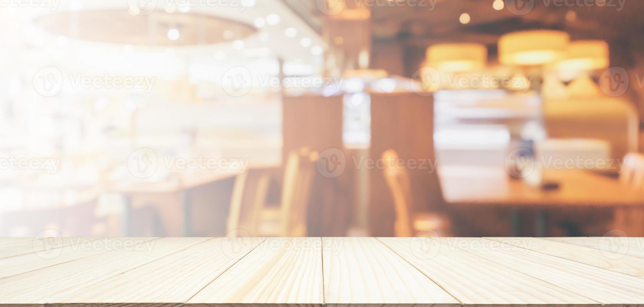 mesa de madera con restaurante cafetería o interior de cafetería con gente abstracta fondo borroso desenfocado foto