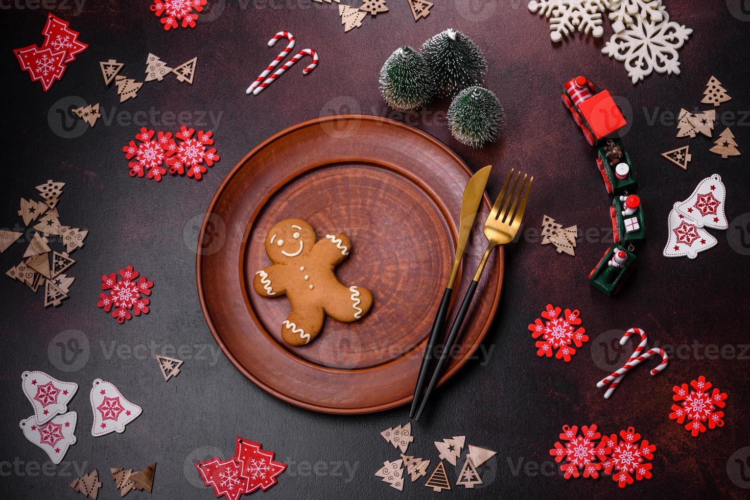 elementos de decoración navideña, así como pan de jengibre sobre un fondo de hormigón marrón foto