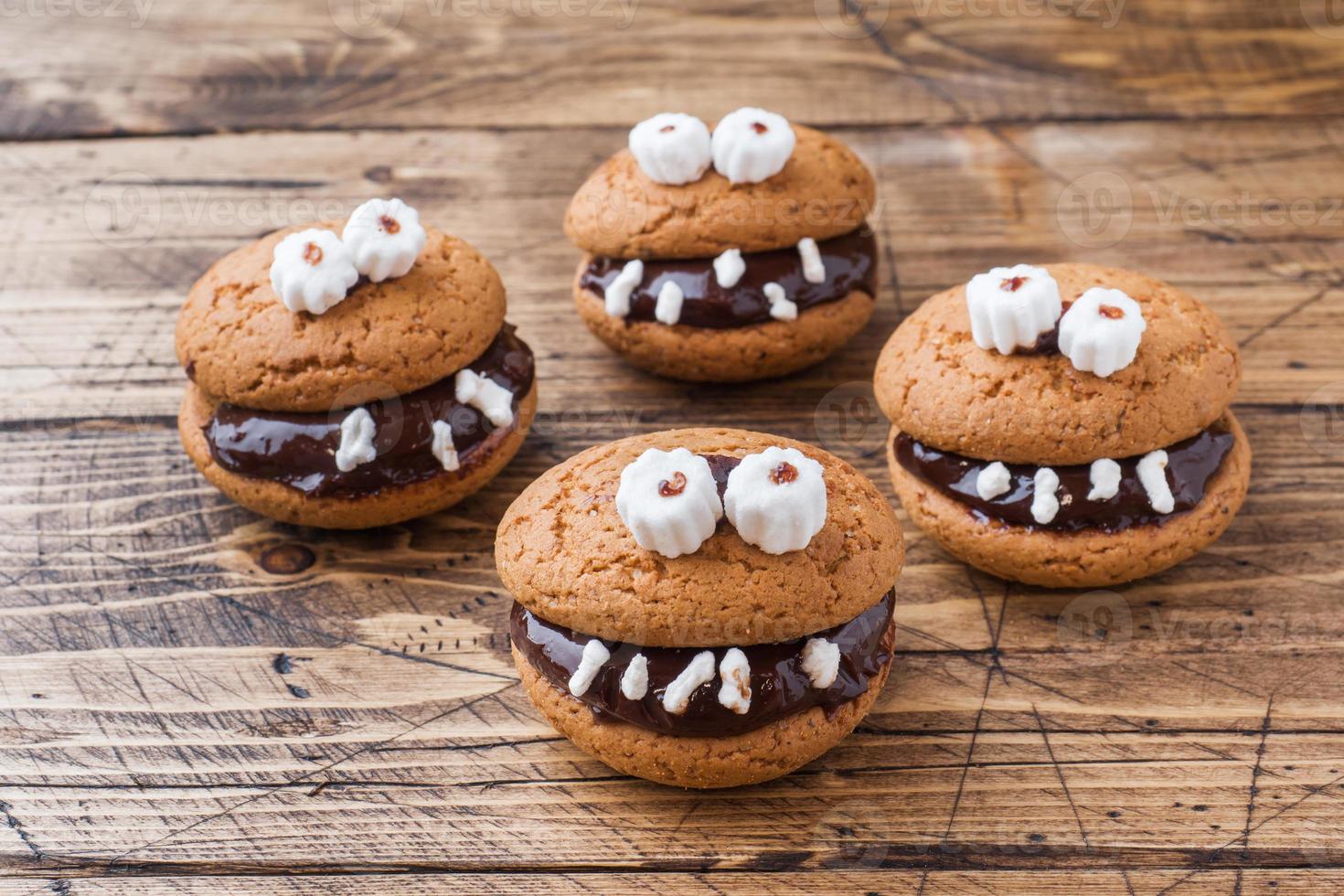 galletas con pasta de chocolate en forma de monstruos para halloween foto