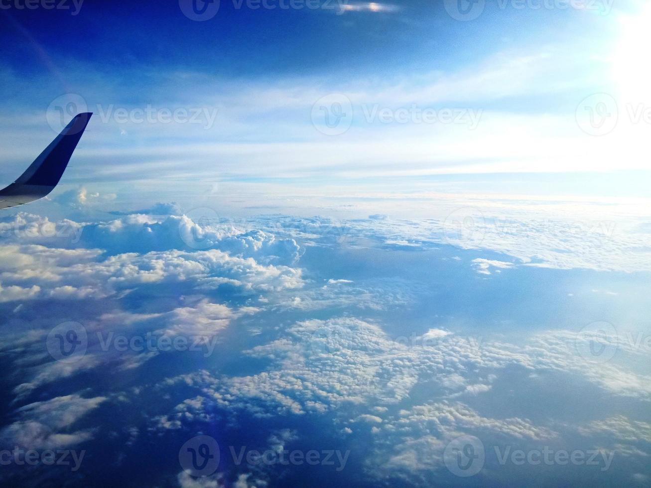 cielo azul desde un avion foto