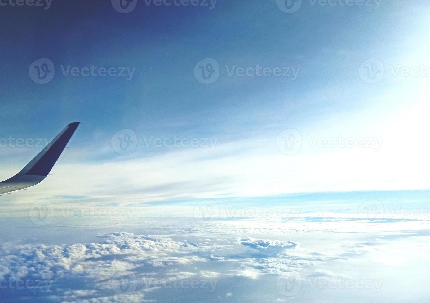 cielo azul desde un avion foto